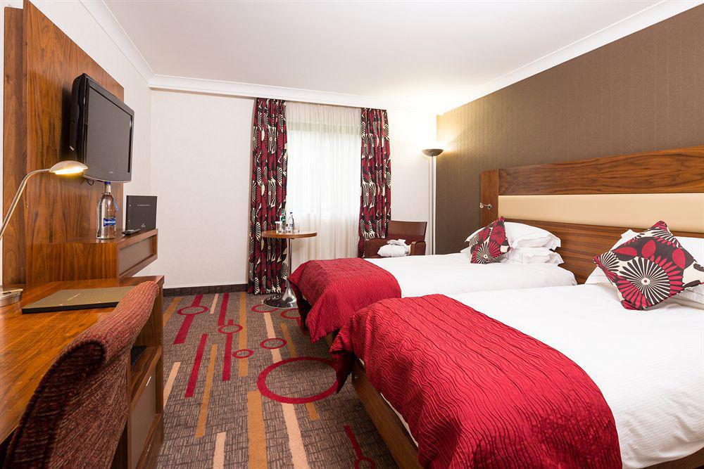 Отель Hilton Newbury Centre Экстерьер фото