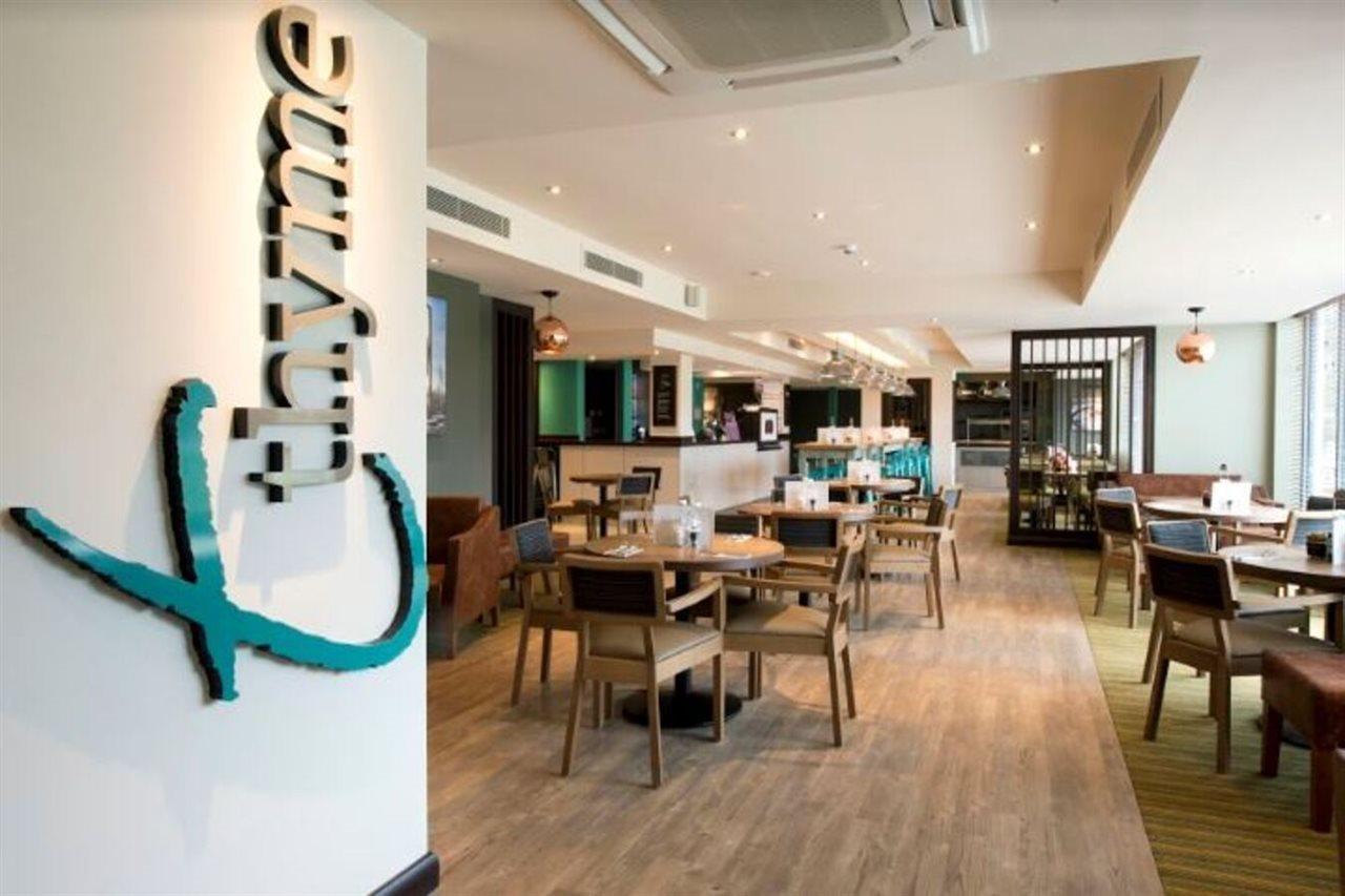 Отель Hilton Newbury Centre Экстерьер фото
