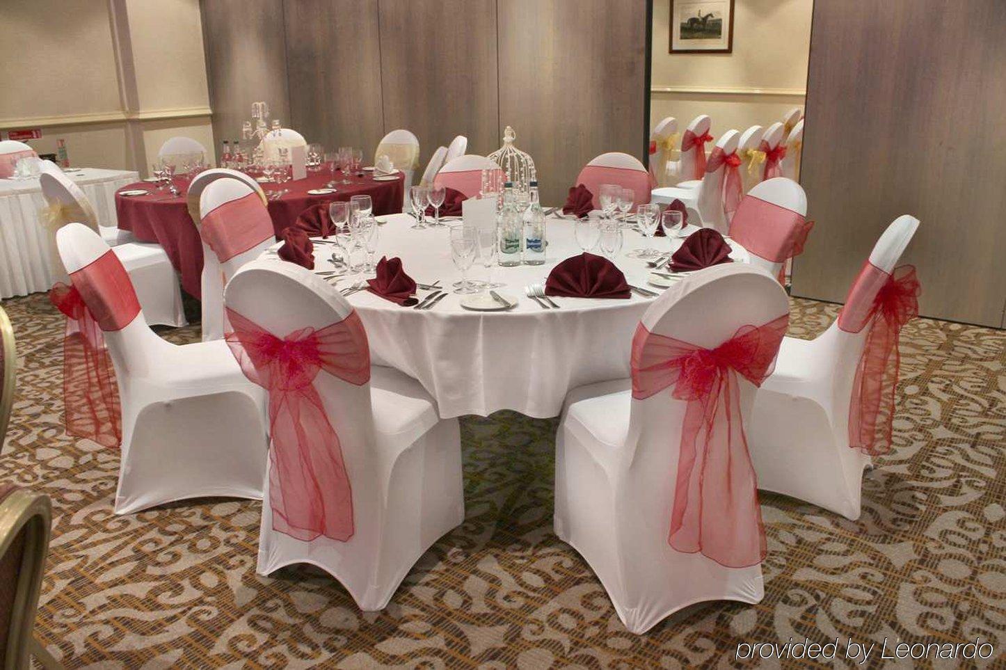 Отель Hilton Newbury Centre Экстерьер фото