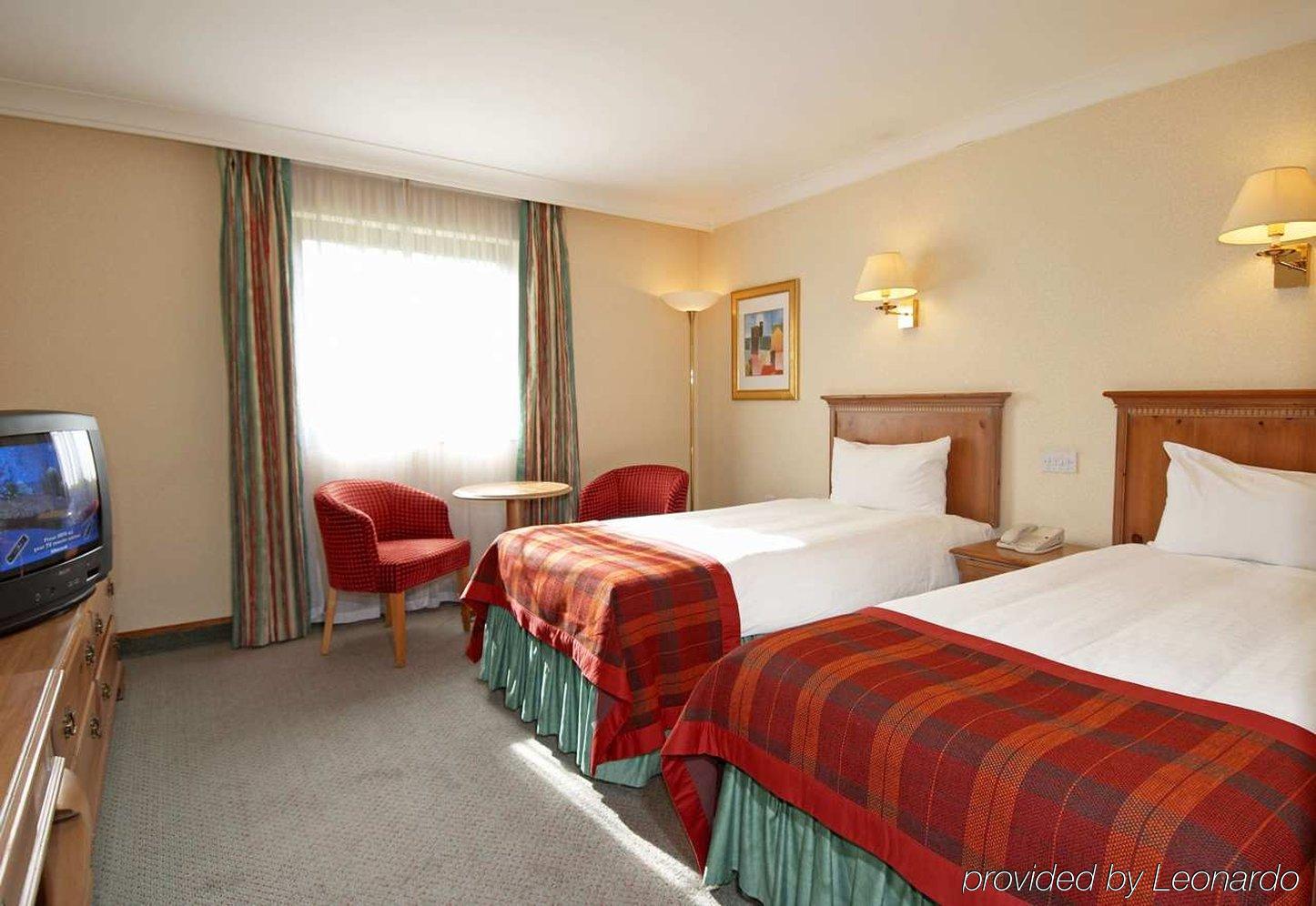 Отель Hilton Newbury Centre Экстерьер фото