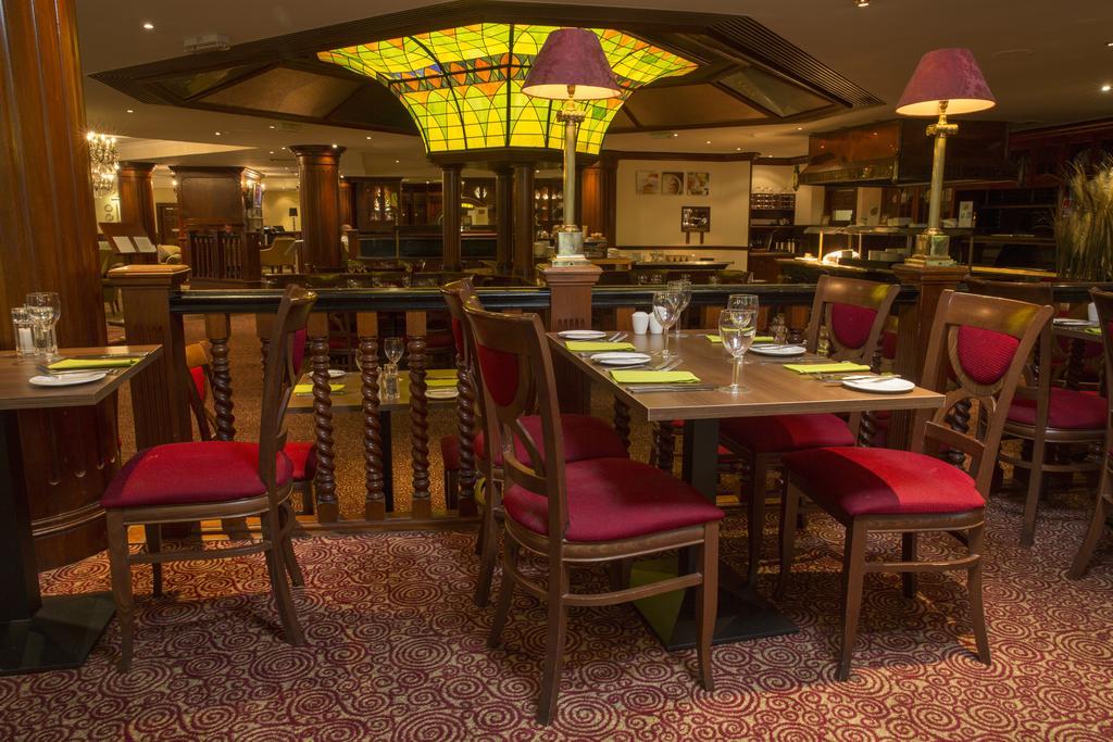Отель Hilton Newbury Centre Экстерьер фото