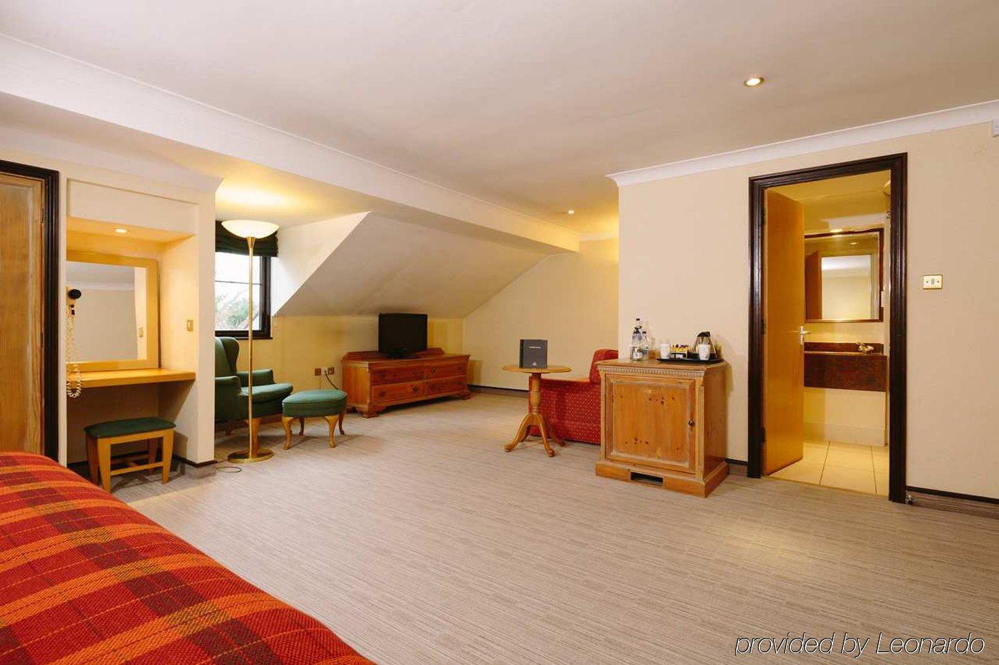Отель Hilton Newbury Centre Экстерьер фото