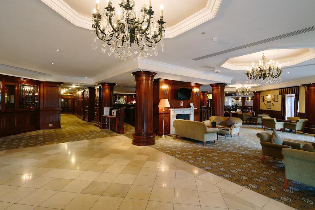 Отель Hilton Newbury Centre Экстерьер фото
