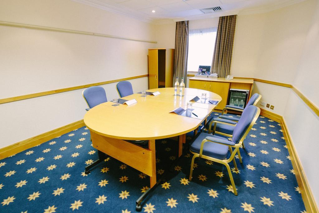 Отель Hilton Newbury Centre Экстерьер фото