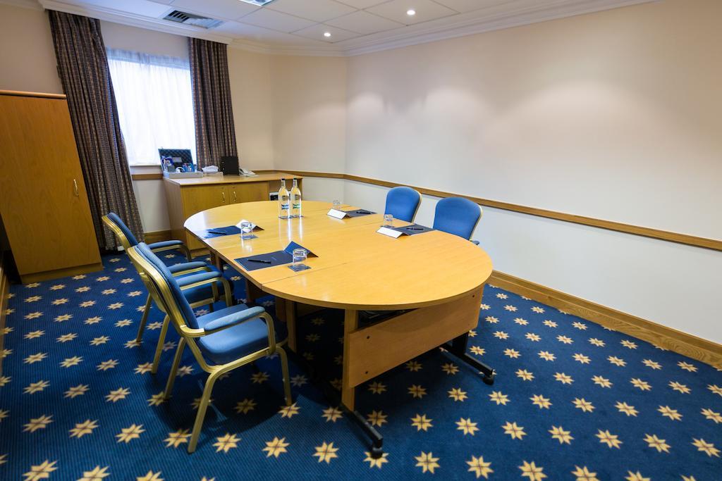 Отель Hilton Newbury Centre Экстерьер фото