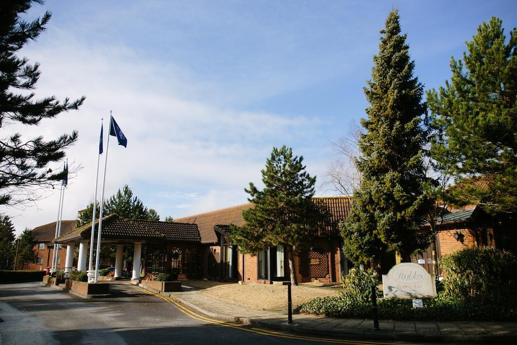 Отель Hilton Newbury Centre Экстерьер фото