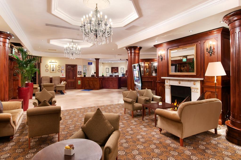 Отель Hilton Newbury Centre Интерьер фото