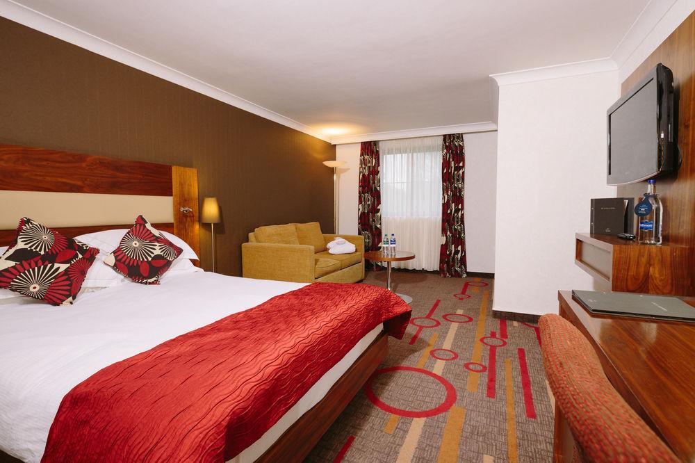 Отель Hilton Newbury Centre Экстерьер фото