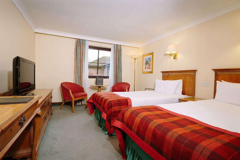 Отель Hilton Newbury Centre Экстерьер фото
