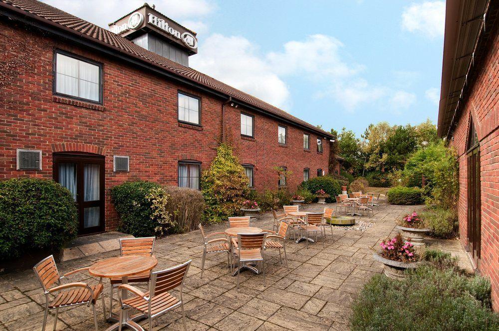 Отель Hilton Newbury Centre Экстерьер фото
