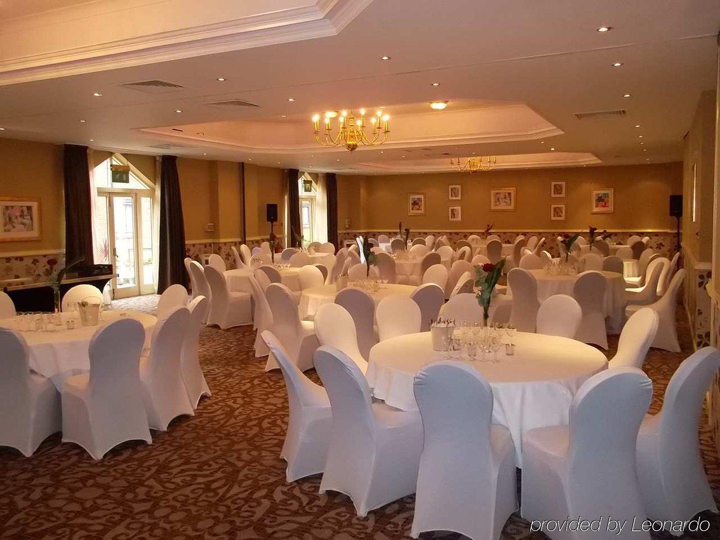 Отель Hilton Newbury Centre Экстерьер фото