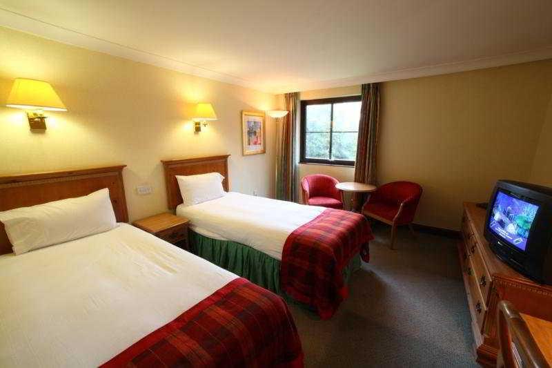 Отель Hilton Newbury Centre Экстерьер фото